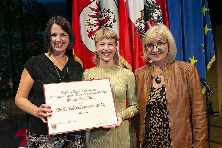 Das Theater ohne Pölz gewann den Volksbühnenpreis 2022: Obfrau Karin Mascher, Regisseurin Caroline Hochfellner und LRin Beate Palfrader
