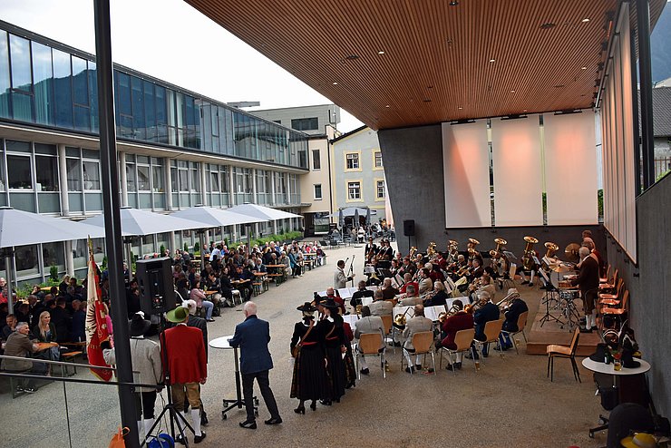 Zahlreiche Ehrengäste sowie Bürgerinnen und Bürger kamen zum Festakt auf den neuen Maximilianplatz im Innenhof der BH Schwaz. Sie alle lauschten den Klängen der Bürgermeistermusikkapelle Schwaz.