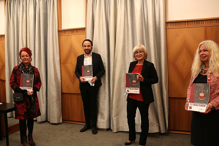 von Links: Petra Streng (Tirol), Landesrat Philipp Achammer (Südtirol), Landesrätin Beate Palfrader (Tirol) und Sylvia Hofer (Südtirol)