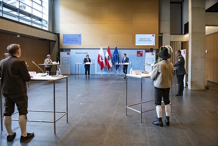 Austausch mit Vertretern der Traditionsverbände im Großen Saal im Innsbrucker Landhaus. 