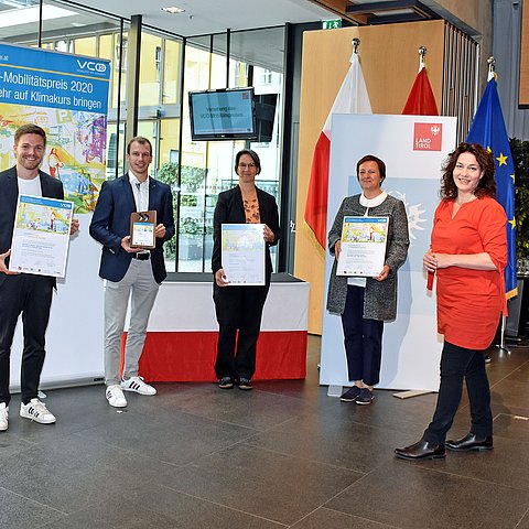 Der diesjährige VCÖ-Mobilitätspreis stand unter dem Motto "Verkehr auf Klimakurs bringen". v.l.: Harald Schreyer von der ÖBB-Infrastruktur AG, David Kranebitter von Communalp, Thomas Geisler von der Energie Tirol, Alexandra Medwedeff vom VVT, Martina Frischmann - "Imst bewegt", Mobilitätslandesrätin Ingrid Felipe und Michael Schwendinger vom VCÖ.