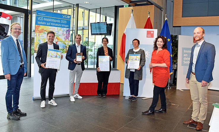 Der diesjährige VCÖ-Mobilitätspreis stand unter dem Motto "Verkehr auf Klimakurs bringen". v.l.: Harald Schreyer von der ÖBB-Infrastruktur AG, David Kranebitter von Communalp, Thomas Geisler von der Energie Tirol, Alexandra Medwedeff vom VVT, Martina Frischmann - "Imst bewegt", Mobilitätslandesrätin Ingrid Felipe und Michael Schwendinger vom VCÖ.