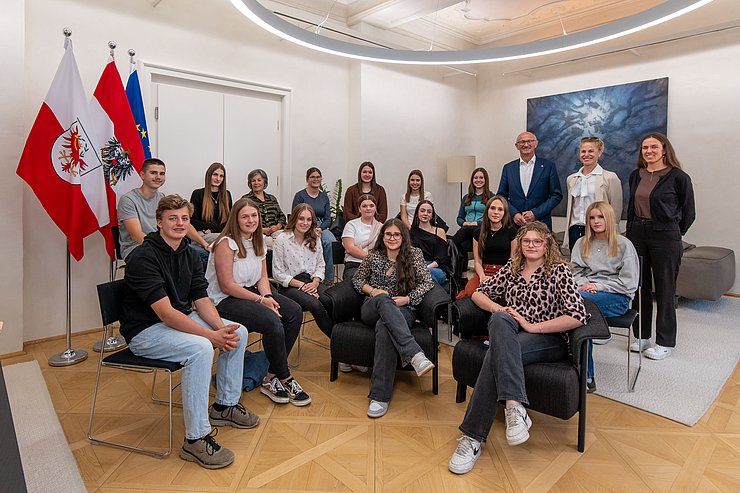 Gruppenfoto mit 15 SchülerInnen und drei Erwachsenen