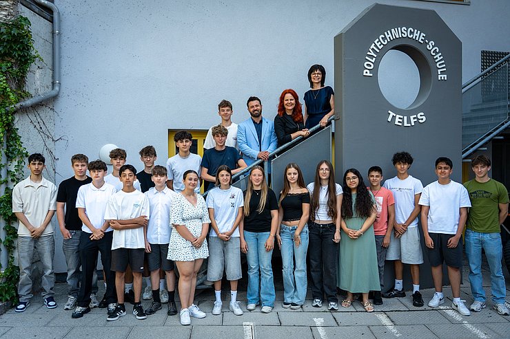 © Land Tirol/Schallhart Gruppenfoto einer Schulklasse im Freien.