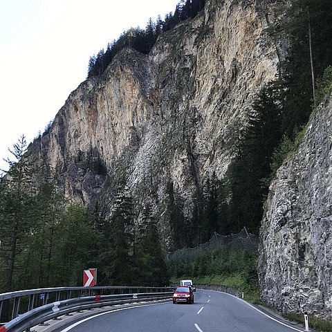 Landesstraße in felsiger Gegend