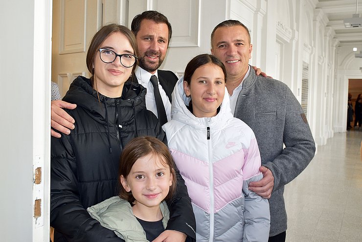 LHStv Georg Dornauer begrüßte ebenfalls viele Bürgerinnen und Bürger im Büro und nutzte die Gelegenheit zum Austausch - im Bild mit Familie Alibabic. 