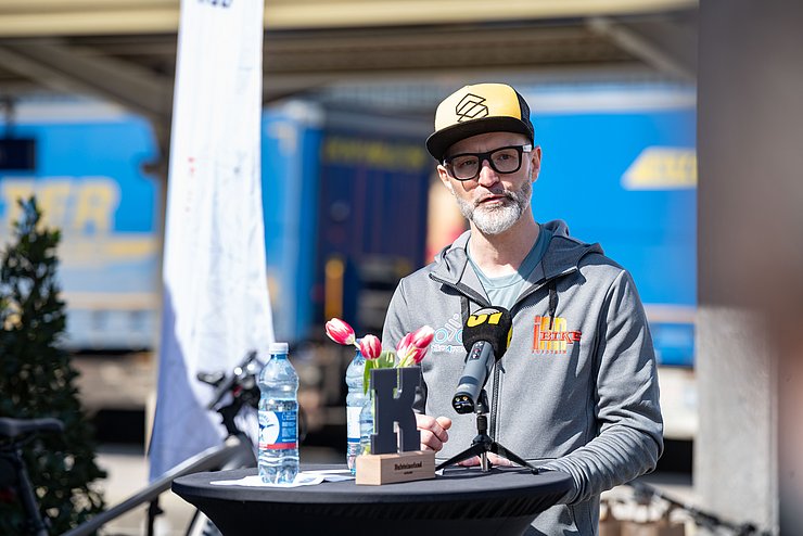 Pascal Gasteiger erklärte bei der Pressekonferenz am Mittwoch den fast vollautomatisierten Fahrradverleih "Bike Tirol".