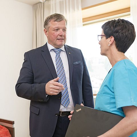 Weg von der Bettenorientierung, hin zur Leistungsorientierung: Auf Antrag von Gesundheitslandesrat Bernhard Tilg hat die Landesregierung den Tiroler Krankenanstaltenplan 2025 beschlossen. 