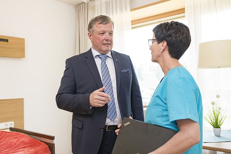Weg von der Bettenorientierung, hin zur Leistungsorientierung: Auf Antrag von Gesundheitslandesrat Bernhard Tilg hat die Landesregierung den Tiroler Krankenanstaltenplan 2025 beschlossen. 