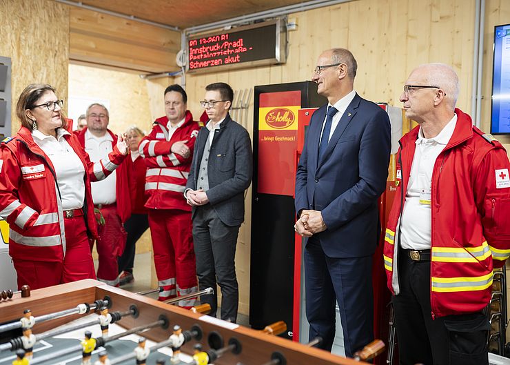 Foto von LH Anton Mattle im Gespräch mit MitarbeiterInnen des roten Kreuz Innsbruck