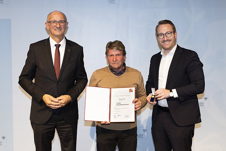 © Land Tirol/W9 Mario Webhofer v.l.n.r.: LH Anton Mattle, Franz Schmid, 1.LH-Stv. Philip Wohlgemuth