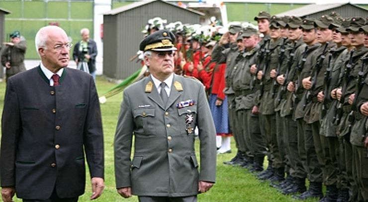 Landtagspräsident Herwig van Staa und Militärkommandant Herbert Bauer beim Abschreiten der Ehrenformationen.