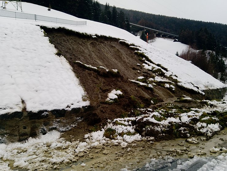 Zwischen Gasthof Stefansbrücke und Abzweigung Schönberg kam es zu einigen Hangrutschungen sowohl bergseitig... 