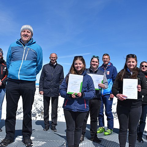 Von links: Thomas Moritz (Direktor LLA Imst), Beate Rubatscher-Larcher (GF Pitztaler Gletscher), Stephan Prantauer (Land Tirol, Abteilung landwirtschaftl. Schulwesen), Wirtschaftslandesrat Anton Mattle, Antonia Walch (Schülerin), Dominik Zangerle, (Schüler), Wolfgang Lamprecht (WIFI Tirol), Lena Frick (Schülerin), Franz Wackernell (GF Pitztaler Gletscher), Adrian Blaas (Schüler).