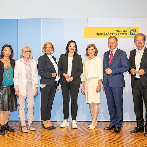 Gruppenfoto der LandeskulturreferentInnen gemeinsam mit Staatssekretärin Mayer in Schloss Grafenegg in Niederösterreich.