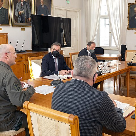 Militärkommandant Brigadier Ingo Gstrein gab der Tiroler Landesregierung heute, Dienstag, eine aktuelle Lagebeurteilung ab. 