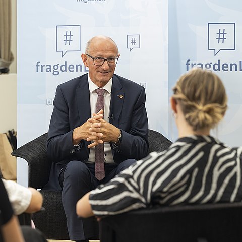 Zwei Menschen führen ein Gespräch miteinander.