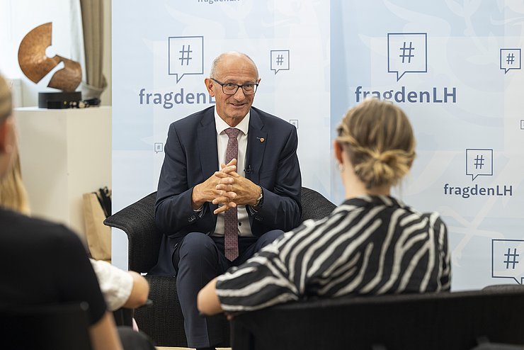 Zwei Menschen führen ein Gespräch miteinander.