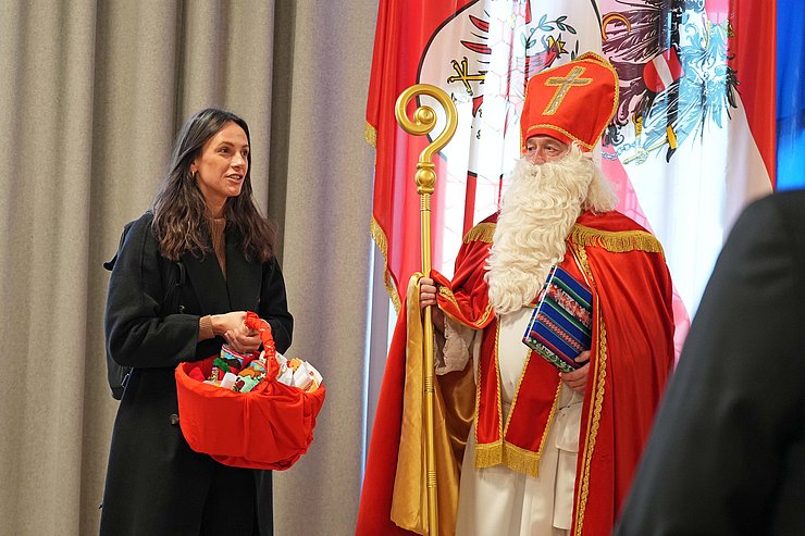 Eine Frau neben einem Nikolaus ist zu sehen.