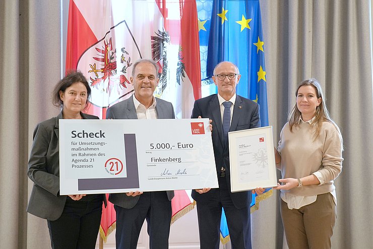 © Land Tirol/Dominik Scheck- und Zertifikatsübergabe an die Gemeinde Finkenberg