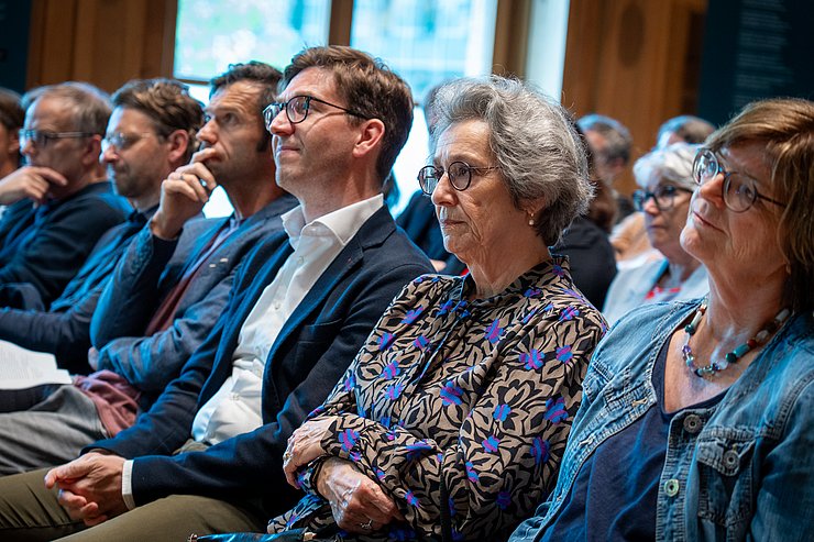 © Land Tirol/Neuner Mehrere Gäste sitzen neben Rozette Kats im Publikum.