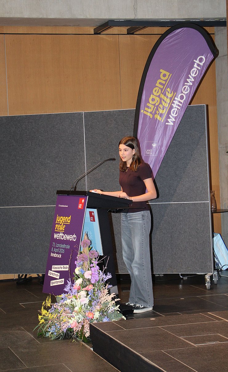 Jugendliche spricht in Mikrofon