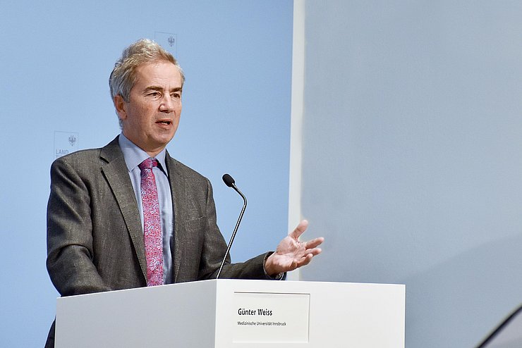 Professor Günter Weiss bei der Pressekonferenz