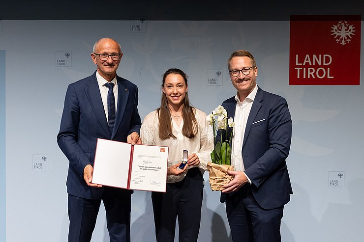 Verleihung Tiroler Sportehrennadel in Gold mit Brillant, v.l.n.r. LH Anton Mattle, Sophie Pittl, 1. LHStv. Philip Wohlgemuth