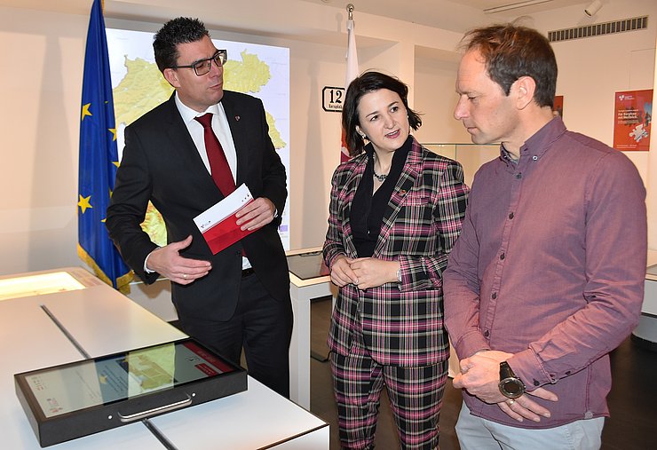 Sicherheitslandesrätin Astrid Mair informiert sich über die interaktiven Möglichkeiten der Dauerausstellung des Euregio-Lawinenreports bei Patrick Nairz (Lawinenwarndienst Tirol) und Matthias Fink, Vertreter des Landes Tirol im Generalsekretariat der Euregio Tirol-Südtirol-Trentino.