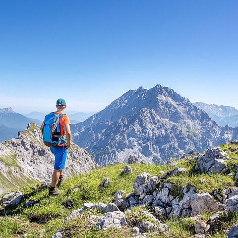 Wanderer genießt Aussicht am Berg