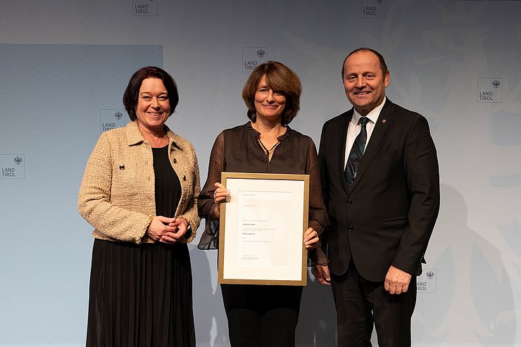 LTPin Ledl-Rossmann und LHStv Josef Geisler mit der ausgezeichneten Regierungsrätin Gerlinde Mader (Bezirkshauptmannschaft Innsbruck).