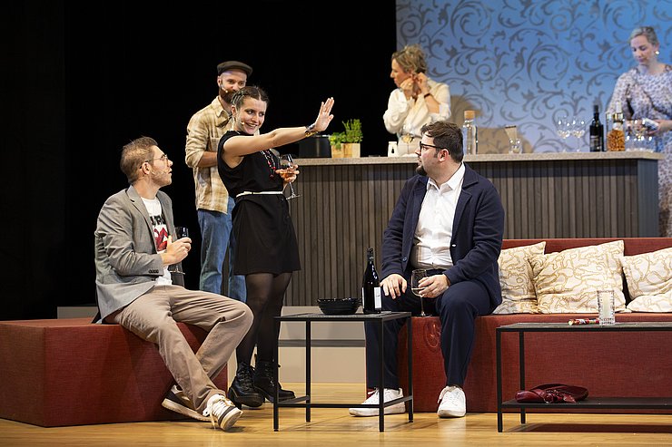 © THEATER.RUM/Sarah Prenn Der Tiroler Volksbühnenpreis 2026 geht an den Theaterverein THEATER.RUM für die Produktion des Stücks „Das perfekte Geheimnis“.