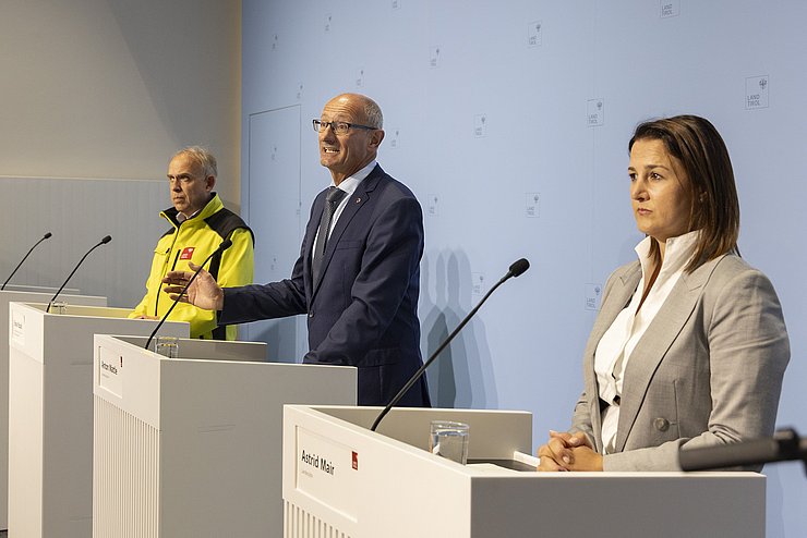 Elmar Rizzoli, Landeshauptmann Mattle und Landesrätin Mair bei Pressekonferenz