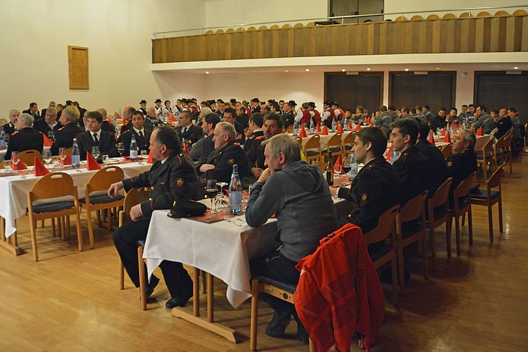 Rund 200 Feuerwehrleute aus den drei Landesteilen nahmen am Euregio-Wintersporttag in Seis am Schlern in Südtirol teil. 