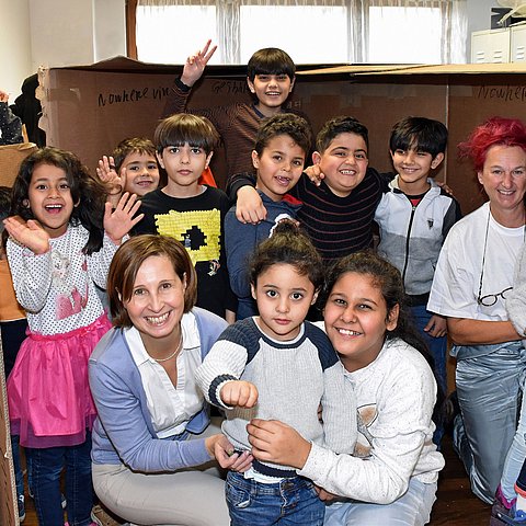 Landesrätin Gabriele Fischer und Monika Abendstein mit den jungen ProjektteilnehmerInnen von der AsylwerberInnenunterkunft Trappschlössl in Innsbruck.