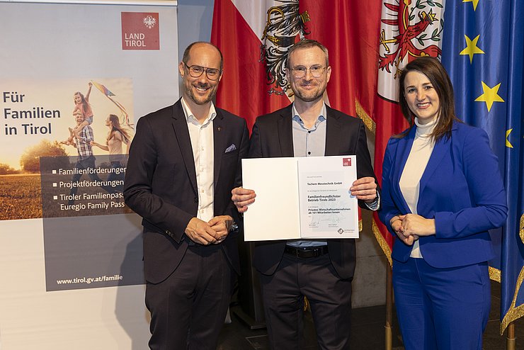 © Land Tirol/Die Fotografen drei Personen mit Urkunde