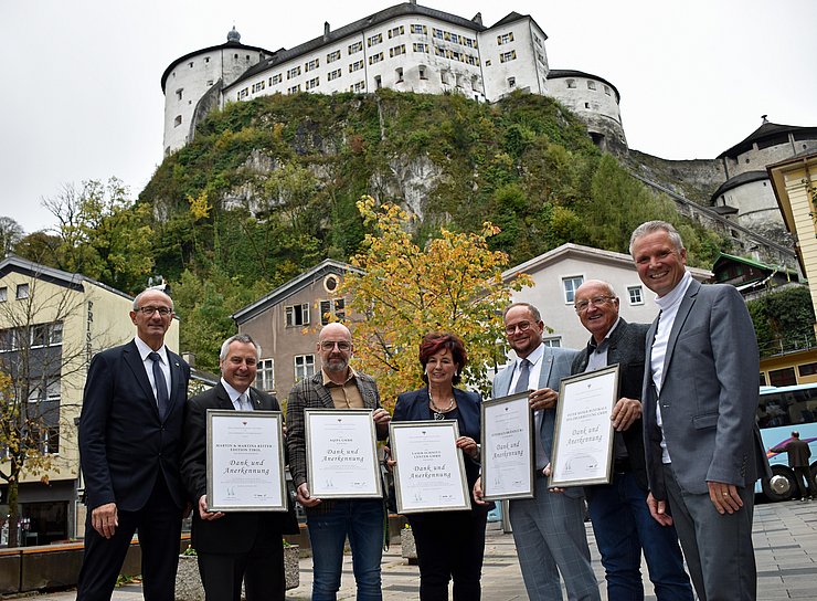 Ehrung von Tiroler Traditionsbetrieben im Bezirk Kufstein für runde Betriebsjubiläen im Jahr 2020, von links: LR Anton Mattle, Martin Reiter (Martin & Martina Reiter Edition Tirol), Klaus Trap (Aqipa GmbH), Heidi Gwercher (Laser-Schnitt-Center GmbH), Robert Brändle (Autohaus Brändle), Peter Moser (Peter Moser Rustikale Holzbearbeitung GmbH), BH Christoph Platzgummer. 