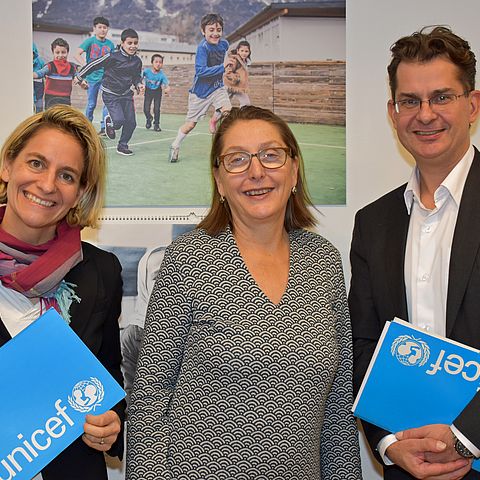 Setzen sich mit LRin Christine Baur (Mitte) für den Kinderschutz in Flüchtlingsunterkünften ein: Ursula Sagmeister und Rudi Luchmann von UNICEF Österreich.