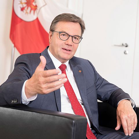 LH Günther Platter: "Ich bitte die Tirolerinnen und Tiroler eindringlich: Schränken wir uns alle ein, halten wir uns an die Vorgaben und Regeln und helfen wir mit, die zerstörerische Ausbreitung des Virus einzudämmen. Damit können wir Leben retten.“