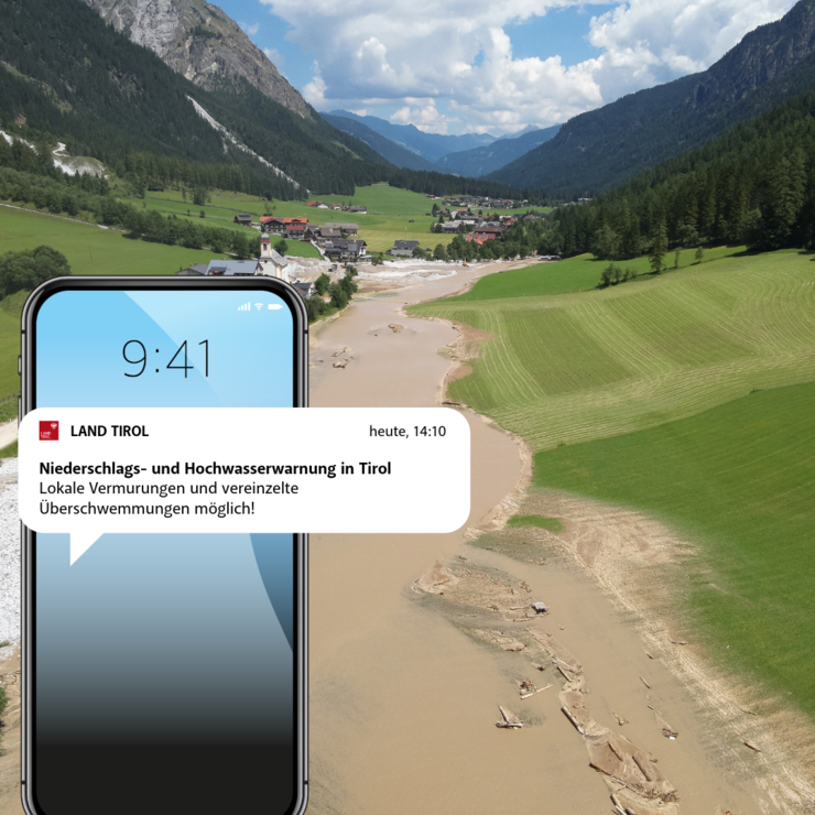 Handy mit Nachricht, im Hintergrund Foto von Überschwemmung