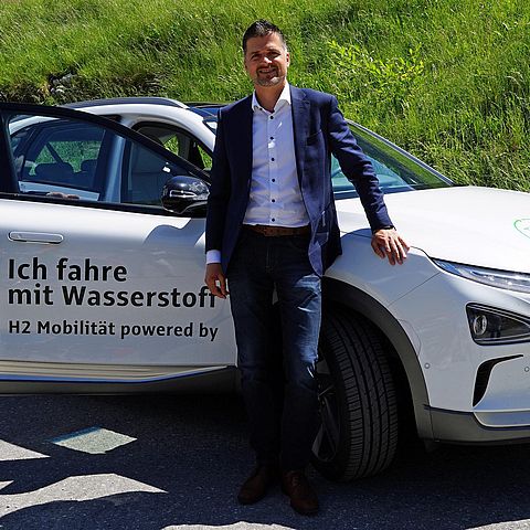 Landeshauptmann-Stellvertreter Josed Geisler und Wasser-Tirol-Geschäftsführer Rupert Ebenbichler stehen vor dem wasserstoffbetriebenen Fahrzeug. 