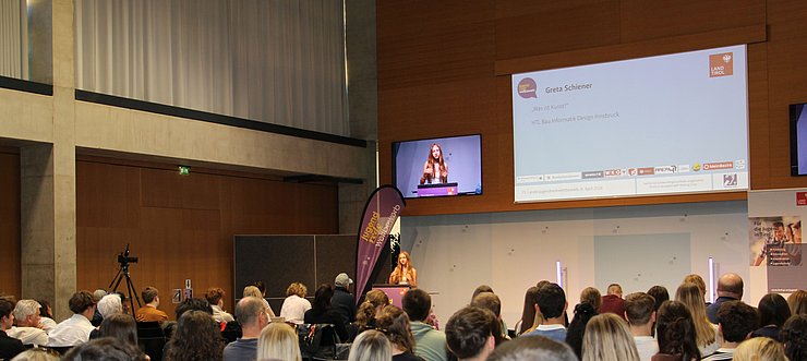 Jugendliche spricht vor Publikum