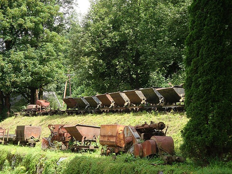 Loren auf dem Gelände des "Schaubergwerks Kupferplatte"