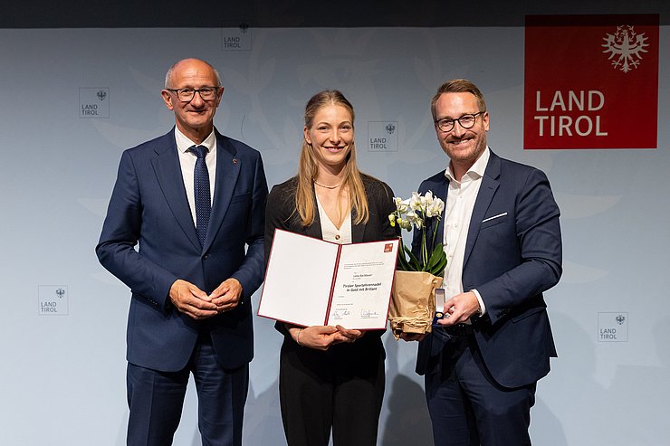 Verleihung Tiroler Sportehrennadel in Gold mit Brillant, v.l.n.r. LH Anton Mattle, Lena Bachbauer, 1. LHStv. Philip Wohlgemuth