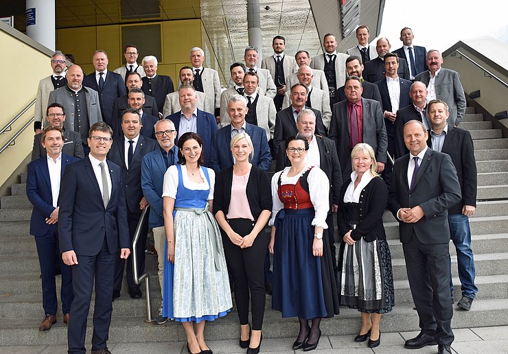 LHStv Josef Geisler (vorne, rechts), Bezirkshauptmann Michael Brandl (vorne, links) und Benjamin Hotter, Leiter Fachbereich Gemeinde, Grundverkehr und Vereine in der BH Schwaz (2. Reihe, rechts), mit den angelobten VizebürgermeisterInnen.