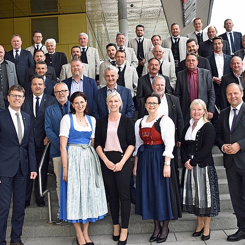 LHStv Josef Geisler (vorne, rechts), Bezirkshauptmann Michael Brandl (vorne, links) und Benjamin Hotter, Leiter Fachbereich Gemeinde, Grundverkehr und Vereine in der BH Schwaz (2. Reihe, rechts), mit den angelobten VizebürgermeisterInnen.