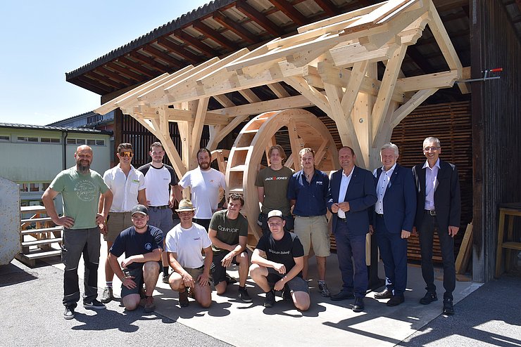 Gruppenfoto vor Holzkonstruktion