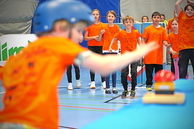 © Land Tirol Kind drückt auf Buzzer