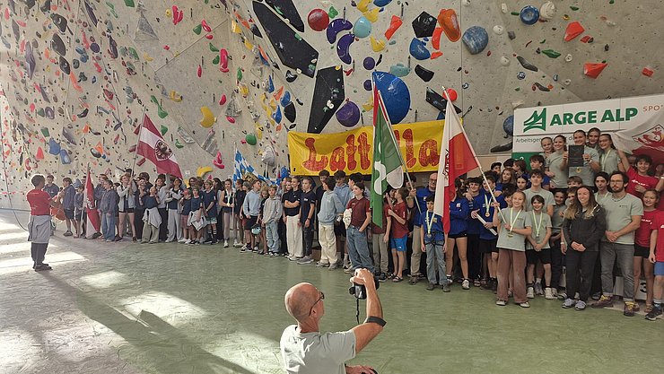 Die TeilnehmerInnen bei den Sportkletter-Wettkämpfen der ARGE ALP im Kletterzentrum Innsbruck.