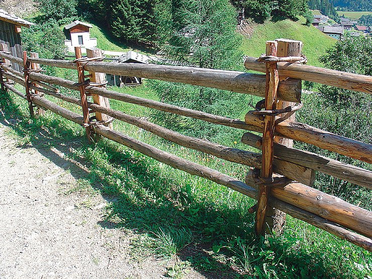 Stangenzaun mit Holznägeln und Zaunringen